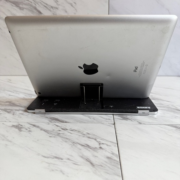 Apple iPad 4th Gen 16GB Wi-Fi Tablet w/ Anker Bluetooth Keyboard Charger + Case - Picture 4 of 9